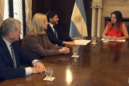 La ministra Sandra Pettovello junto al gobernador Maximiliano Pullaro, acompañados por Gisela Scaglia y Jorge Boasso, durante la firma del acuerdo por la Caja de Jubilaciones.
