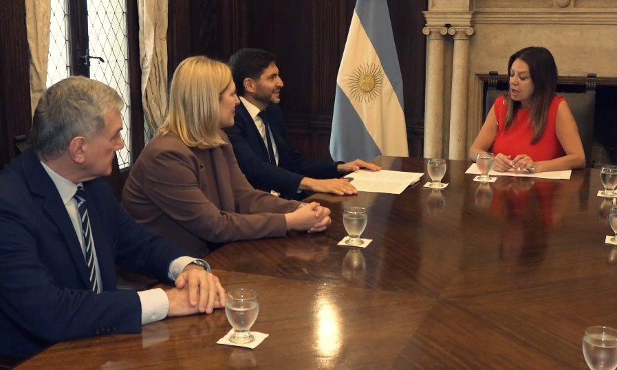 La ministra Sandra Pettovello junto al gobernador Maximiliano Pullaro, acompañados por Gisela Scaglia y Jorge Boasso, durante la firma del acuerdo por la Caja de Jubilaciones.