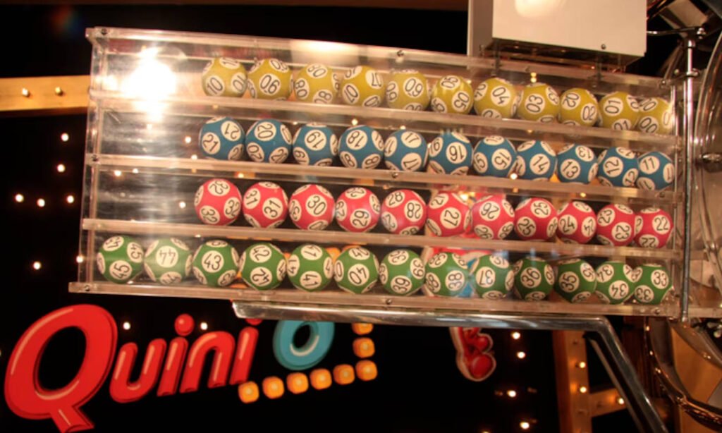 Bolilleros del Quini 6 en pleno sorteo, donde el azar define a los nuevos ganadores. Foto: archivo.