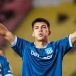 Gonzalo Sosa celebra su primer gol oficial con Racing Club en competencia internacional, tras convertir en el debut por la Copa Sudamericana.