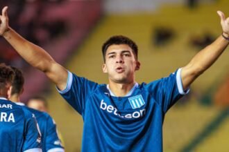 Gonzalo Sosa celebra su primer gol oficial con Racing Club en competencia internacional, tras convertir en el debut por la Copa Sudamericana.