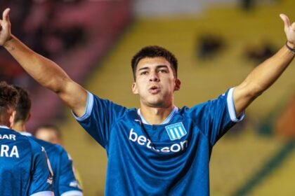 Gonzalo Sosa celebra su primer gol oficial con Racing Club en competencia internacional, tras convertir en el debut por la Copa Sudamericana.