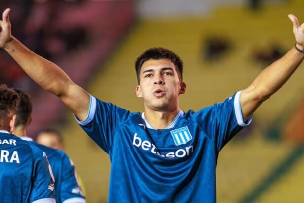 Gonzalo Sosa celebra su primer gol oficial con Racing Club en competencia internacional, tras convertir en el debut por la Copa Sudamericana.