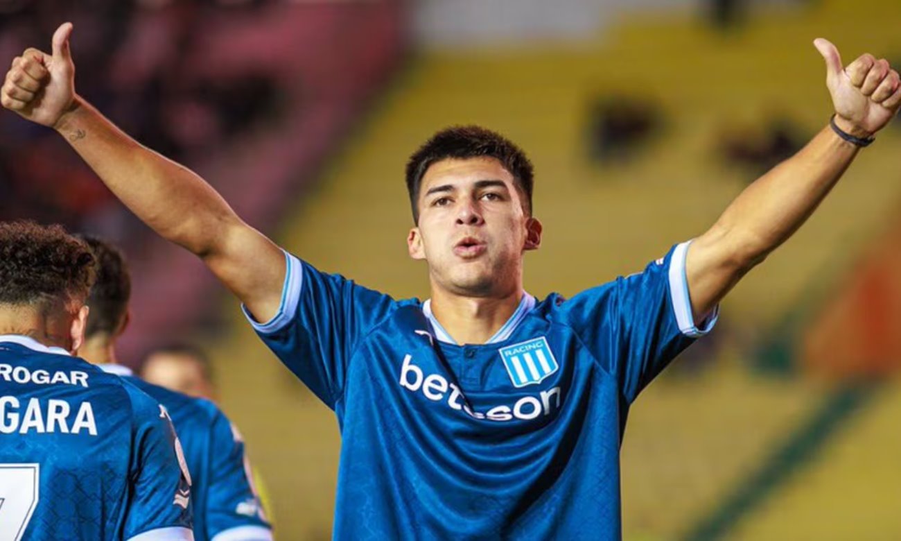 Gonzalo Sosa celebra su primer gol oficial con Racing Club en competencia internacional, tras convertir en el debut por la Copa Sudamericana.