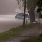 Vehículo caído en una cuneta y calles anegadas en la ciudad de Reconquista tras el intenso temporal que dejó más de 200 mm de lluvia y provocó complicaciones en distintos sectores urbanos.