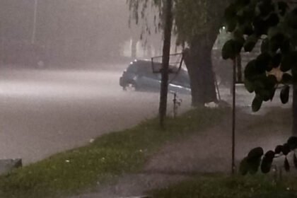 Vehículo caído en una cuneta y calles anegadas en la ciudad de Reconquista tras el intenso temporal que dejó más de 200 mm de lluvia y provocó complicaciones en distintos sectores urbanos.