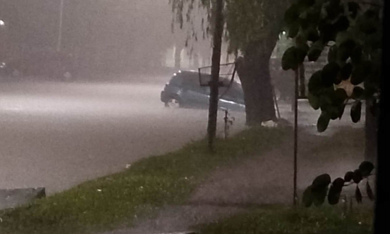 Vehículo caído en una cuneta y calles anegadas en la ciudad de Reconquista tras el intenso temporal que dejó más de 200 mm de lluvia y provocó complicaciones en distintos sectores urbanos.