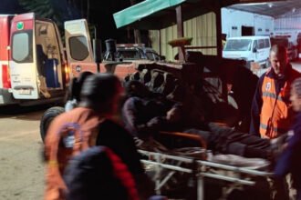 Operativo de rescate y asistencia sanitaria en zona rural anegada de Villa Minetti.