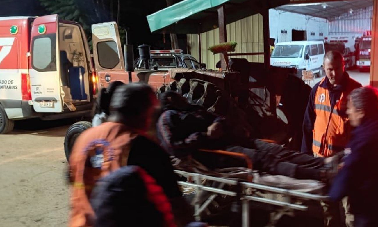 Operativo de rescate y asistencia sanitaria en zona rural anegada de Villa Minetti.