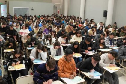 Médicos residentes durante su formación en el sistema de salud público. Foto: archivo.