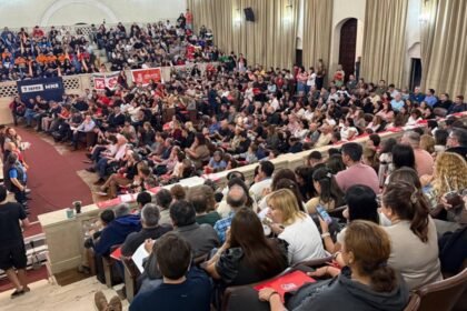 Dirigentes y militantes del Partido Socialista participan de la convención provincial realizada en Santa Fe, donde se debatieron propuestas y se reafirmó el rumbo político del espacio.