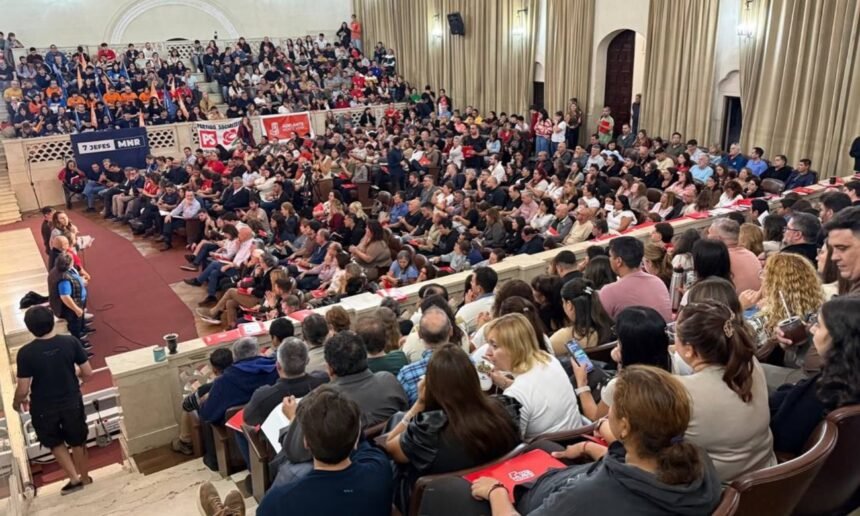 Dirigentes y militantes del Partido Socialista participan de la convención provincial realizada en Santa Fe, donde se debatieron propuestas y se reafirmó el rumbo político del espacio.