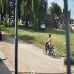 Presunto delincuente captado por una cámara de seguridad tras intentar cometer un robo en barrio Los Ángeles, en la ciudad de Santa Fe.