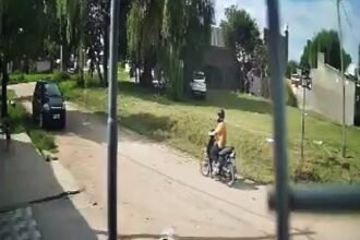 Presunto delincuente captado por una cámara de seguridad tras intentar cometer un robo en barrio Los Ángeles, en la ciudad de Santa Fe.