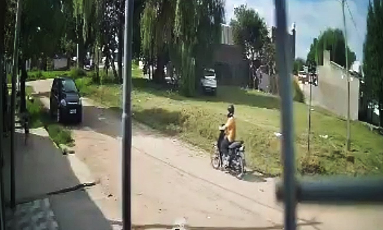Presunto delincuente captado por una cámara de seguridad tras intentar cometer un robo en barrio Los Ángeles, en la ciudad de Santa Fe.