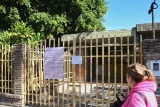 Escuela primaria de Rosario donde ocurrió el trágico accidente durante el recreo, en una imagen de archivo del establecimiento educativo.