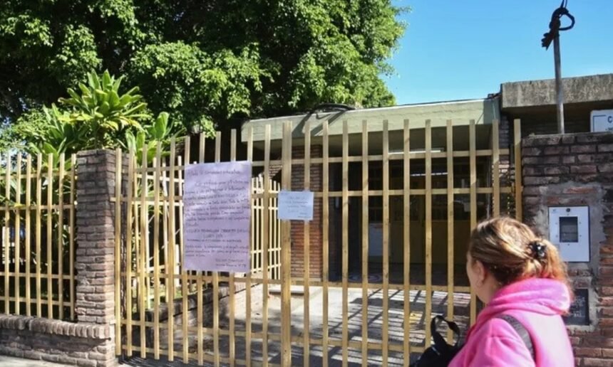 Escuela primaria de Rosario donde ocurrió el trágico accidente durante el recreo, en una imagen de archivo del establecimiento educativo.