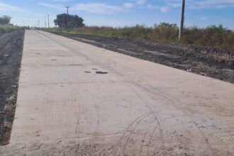 Avanzan los trabajos de pavimentación sobre la Ruta Provincial 2, una obra estratégica que fortalece la conectividad y el desarrollo regional entre San Justo y Saladero Cabal.
