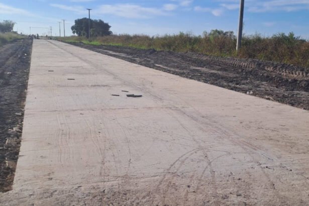 Avanzan los trabajos de pavimentación sobre la Ruta Provincial 2, una obra estratégica que fortalece la conectividad y el desarrollo regional entre San Justo y Saladero Cabal.