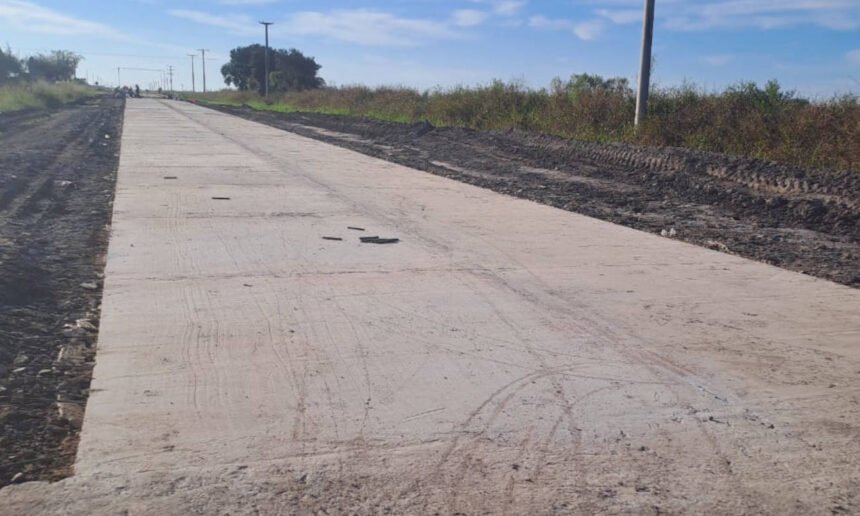 Avanzan los trabajos de pavimentación sobre la Ruta Provincial 2, una obra estratégica que fortalece la conectividad y el desarrollo regional entre San Justo y Saladero Cabal.