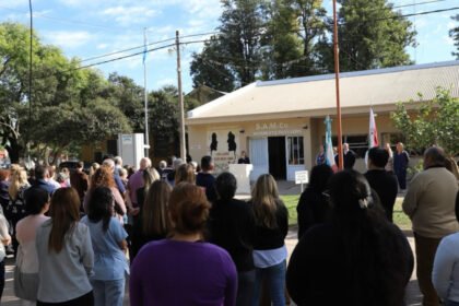 Acto conmemorativo por el aniversario del SAMCo “Norberto Trossero” con autoridades y miembros de la comunidad.