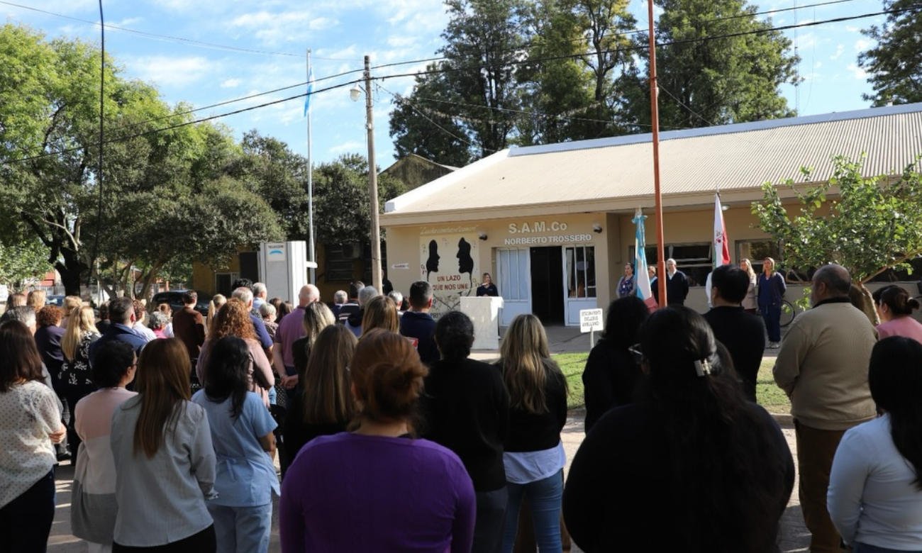 Acto conmemorativo por el aniversario del SAMCo “Norberto Trossero” con autoridades y miembros de la comunidad.