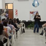 Una disertante expone durante la Primera Jornada Regional en Emergentología, ante la atenta participación de asistentes de distintos sectores de la comunidad.