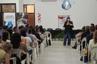 Una disertante expone durante la Primera Jornada Regional en Emergentología, ante la atenta participación de asistentes de distintos sectores de la comunidad.