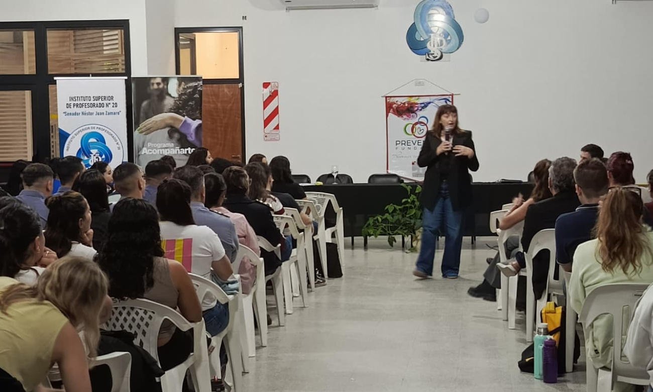 Una disertante expone durante la Primera Jornada Regional en Emergentología, ante la atenta participación de asistentes de distintos sectores de la comunidad.