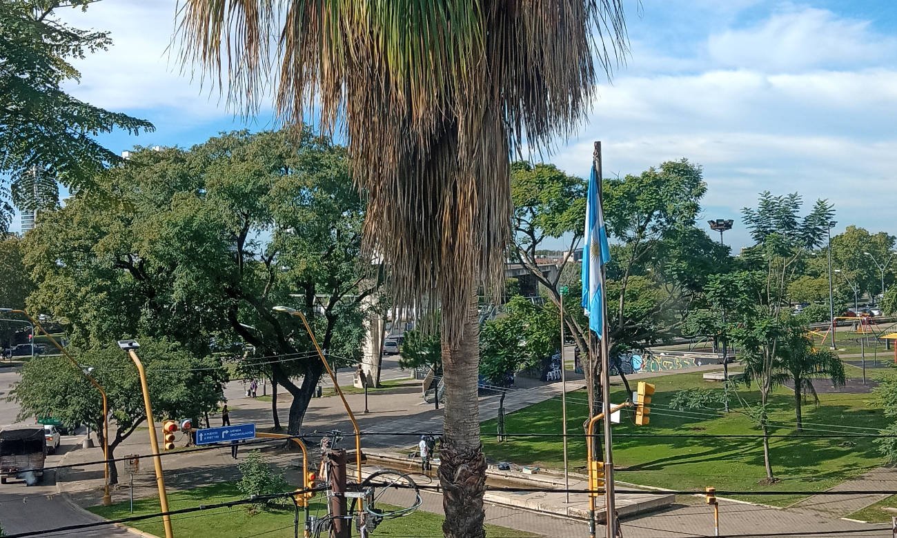 Vista del cielo en la ciudad de Santa Fe, en una jornada con condiciones estables y nubosidad variable.