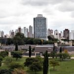 Vista panorámica de la ciudad de Santa Fe bajo cielo nublado, con mejoras progresivas en las condiciones climáticas tras varios días de inestabilidad.