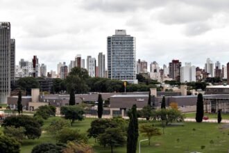 Vista panorámica de la ciudad de Santa Fe bajo cielo nublado, con mejoras progresivas en las condiciones climáticas tras varios días de inestabilidad.