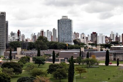 Vista panorámica de la ciudad de Santa Fe bajo cielo nublado, con mejoras progresivas en las condiciones climáticas tras varios días de inestabilidad.