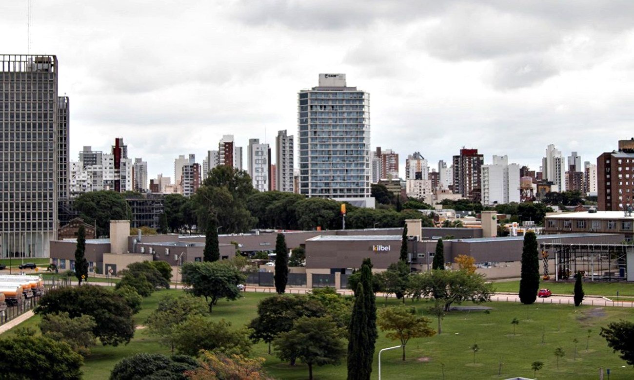 Vista panorámica de la ciudad de Santa Fe bajo cielo nublado, con mejoras progresivas en las condiciones climáticas tras varios días de inestabilidad.
