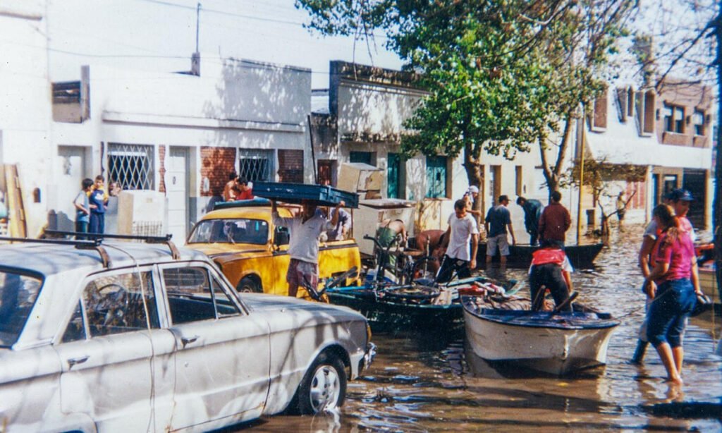 Registro de archivo de la emergencia hídrica que afectó a miles de familias en Santa Fe en 2003.