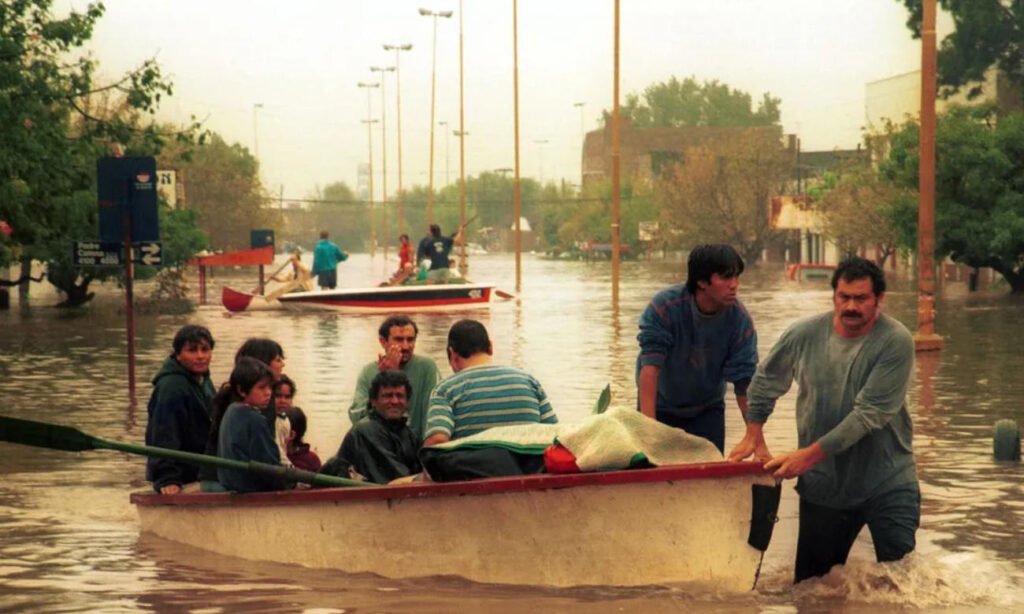 Fotografía de archivo de barrios anegados tras la inundación que marcó a Santa Fe en abril de 2003.