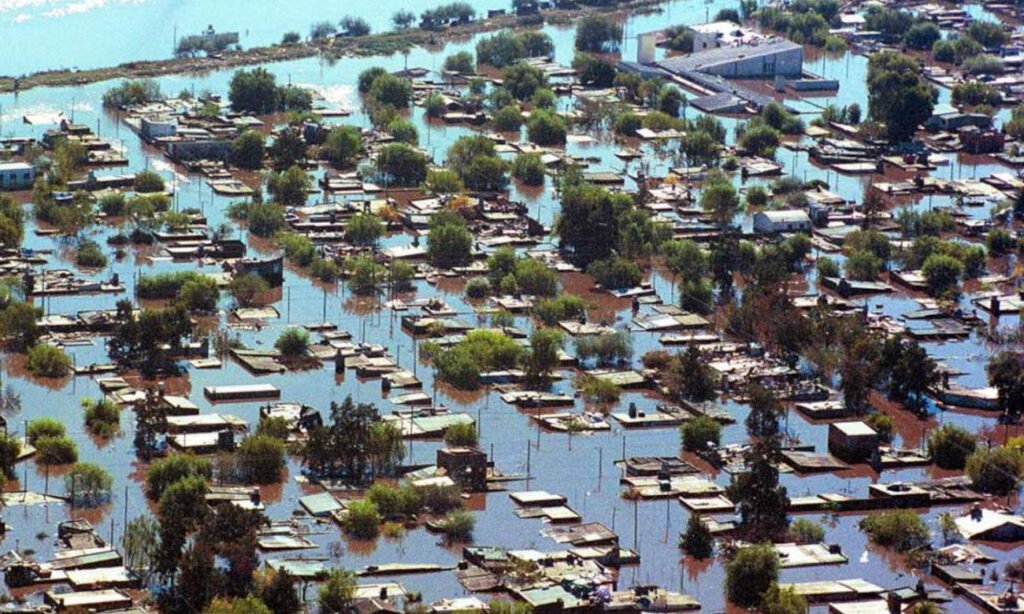 Postal de archivo que refleja el impacto del avance del río Salado durante la inundación de 2003 en Santa Fe.