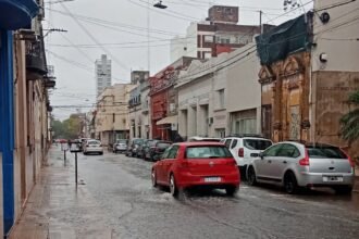 Calles anegadas en la ciudad de Santa Fe tras las intensas lluvias registradas, que provocaron complicaciones en el tránsito y generaron múltiples reclamos de vecinos.