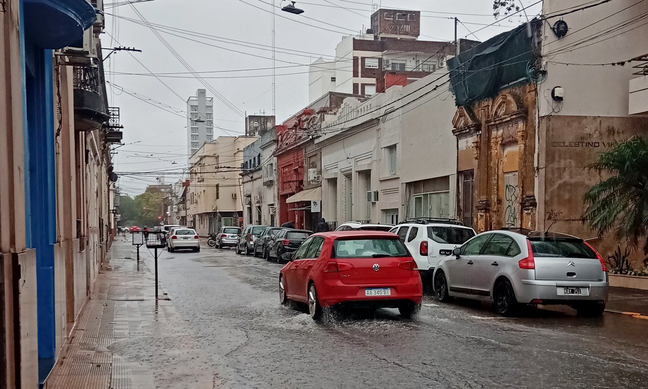 Calles anegadas en la ciudad de Santa Fe tras las intensas lluvias registradas, que provocaron complicaciones en el tránsito y generaron múltiples reclamos de vecinos.