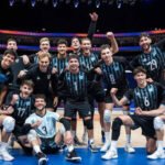La selección argentina de vóley durante un partido internacional, en plena competencia.