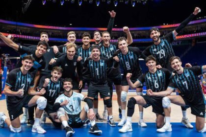 La selección argentina de vóley durante un partido internacional, en plena competencia.