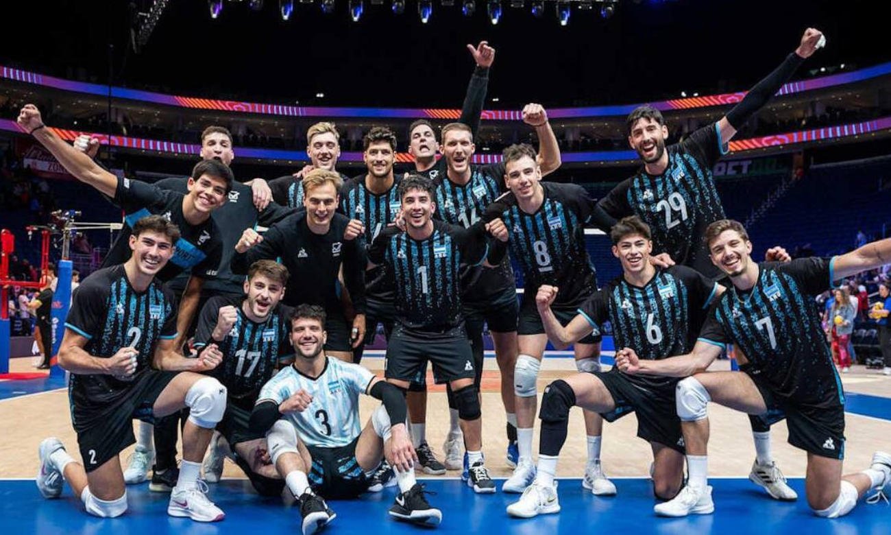 La selección argentina de vóley durante un partido internacional, en plena competencia.