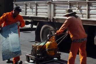 Trabajos de demarcación de dársenas en la zona del Puerto para ordenar el estacionamiento urbano.