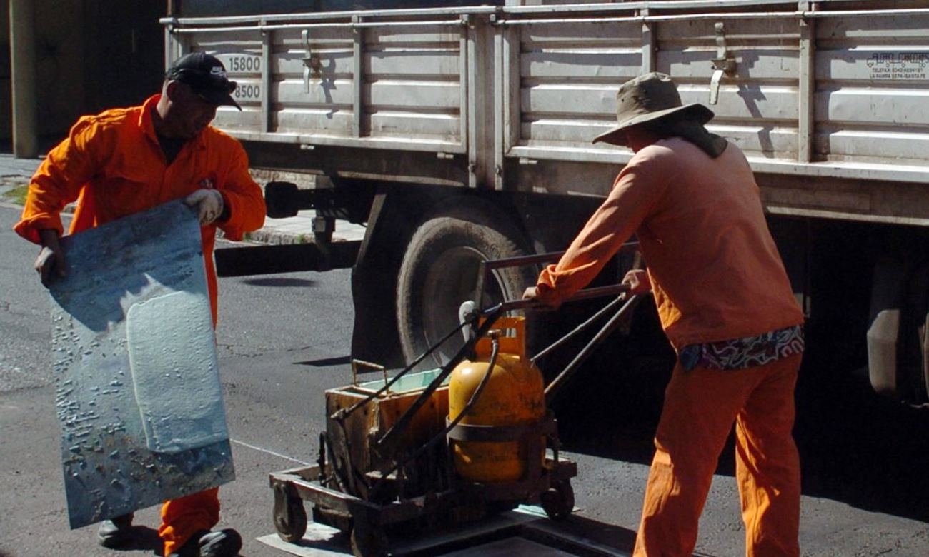 Trabajos de demarcación de dársenas en la zona del Puerto para ordenar el estacionamiento urbano.
