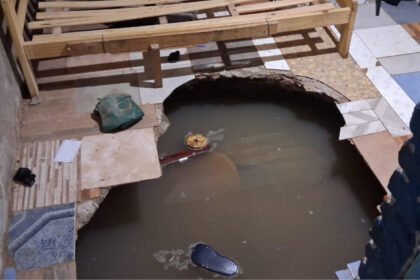 El socavón que se abrió dentro de la vivienda en barrio Villa Hipódromo tras el temporal. La familia logró salir con vida. Foto: Gentileza.