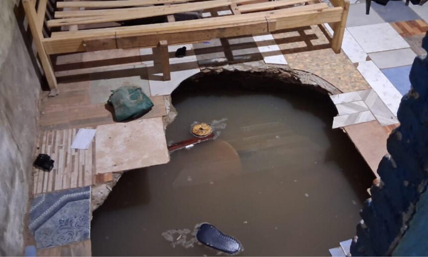 El socavón que se abrió dentro de la vivienda en barrio Villa Hipódromo tras el temporal. La familia logró salir con vida. Foto: Gentileza.