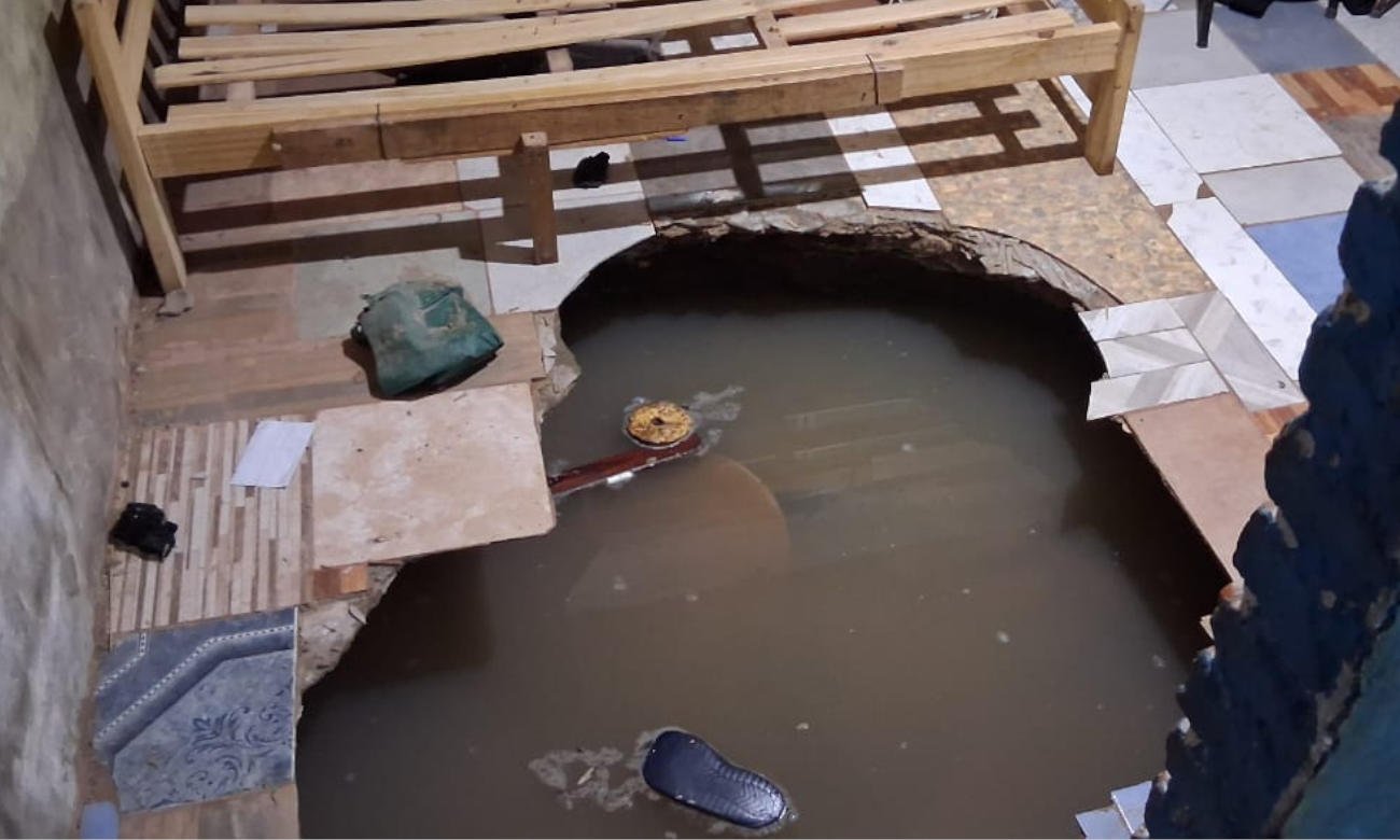 El socavón que se abrió dentro de la vivienda en barrio Villa Hipódromo tras el temporal. La familia logró salir con vida. Foto: Gentileza.