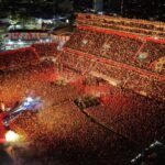 Vista aérea del Estadio 15 de Abril colmado durante el recital de Tan Biónica, en una noche histórica para la ciudad. Foto: Gentileza.