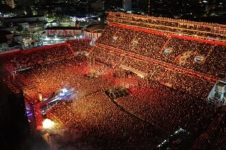 Vista aérea del Estadio 15 de Abril colmado durante el recital de Tan Biónica, en una noche histórica para la ciudad. Foto: Gentileza.