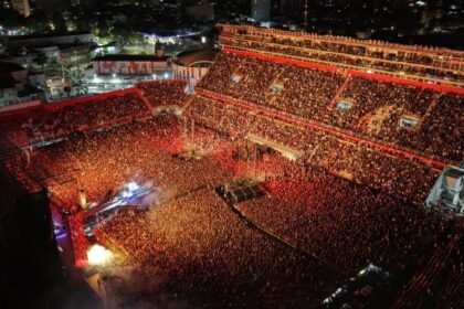 Vista aérea del Estadio 15 de Abril colmado durante el recital de Tan Biónica, en una noche histórica para la ciudad. Foto: Gentileza.